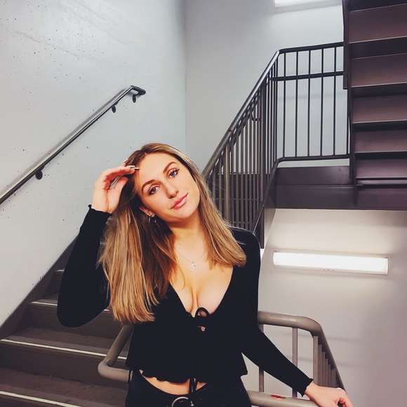 Meet your Posher, Carina - Picture 1 of 1